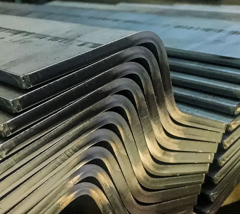 Fertigungshalle mit Maschinen und Mitarbeitern – flexible Lohnfertigung